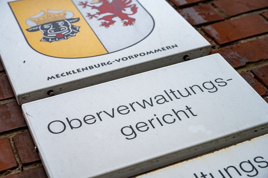 Am Gerichtsgebäude in Greifswald hängt eine Schild mit dem Schriftzug „Oberverwaltungsgericht“.