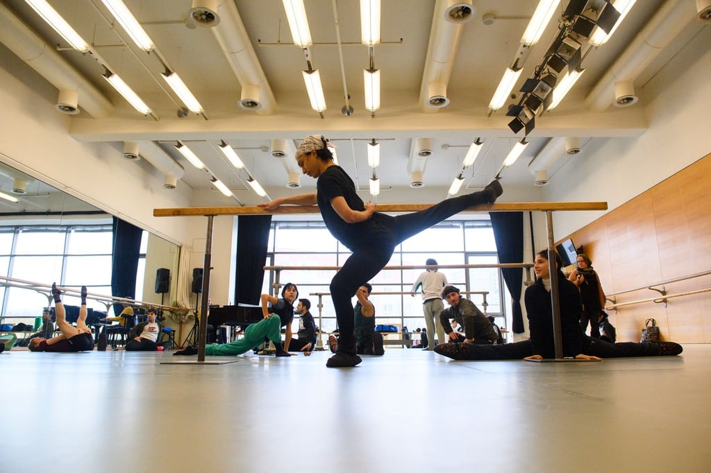 Balletttänzerinnen und -Tänzer am Theater Magdeburg wärmen sich im Ballettsaal für eine Probe auf.