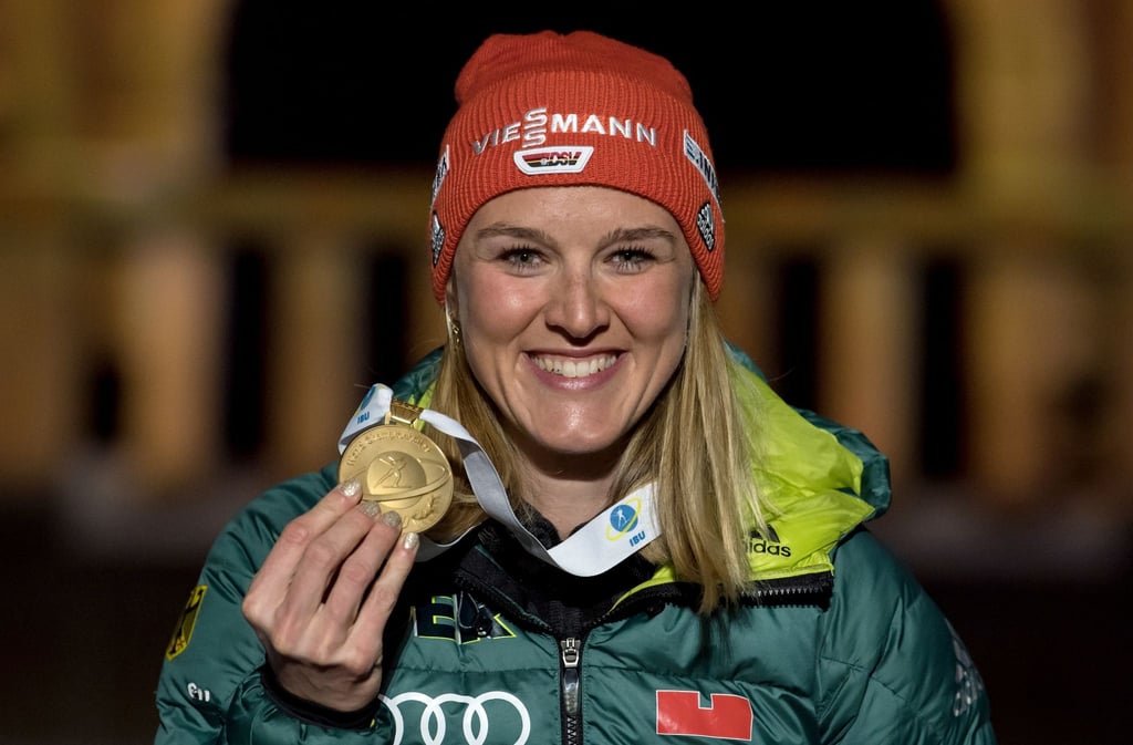 Denise Herrmann-Wick freut sich bei der Siegerehrung 2019 über WM-Gold.
