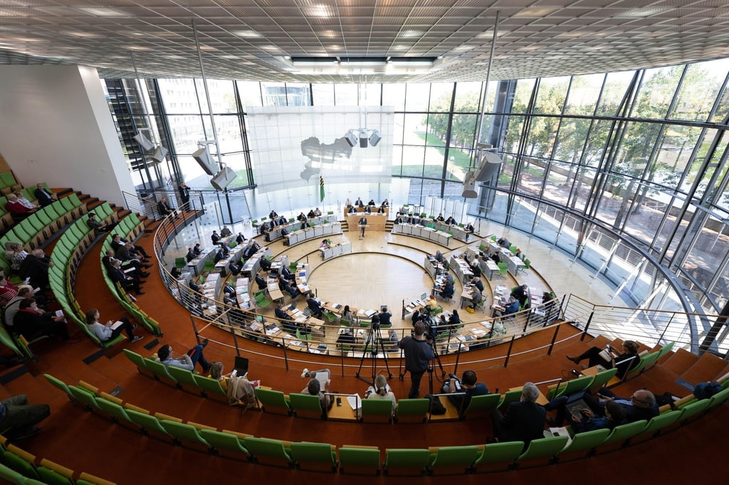 Die Abgeordneten sitzen im Plenum auf ihren Plätzen.