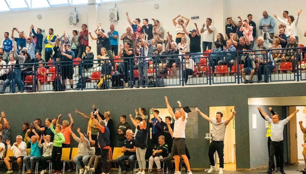 Jubelnde HCB-Fans im Naumburger Euroville: Der in die 3. Liga strebende Handballclub ist auf Zuschauereinnahmen dringend angewiesen. In der neuen Sporthalle auf dem geplanten Schulcampus an der Schönburger Straße wird es wohl keine Tribüne für das Publikum geben.