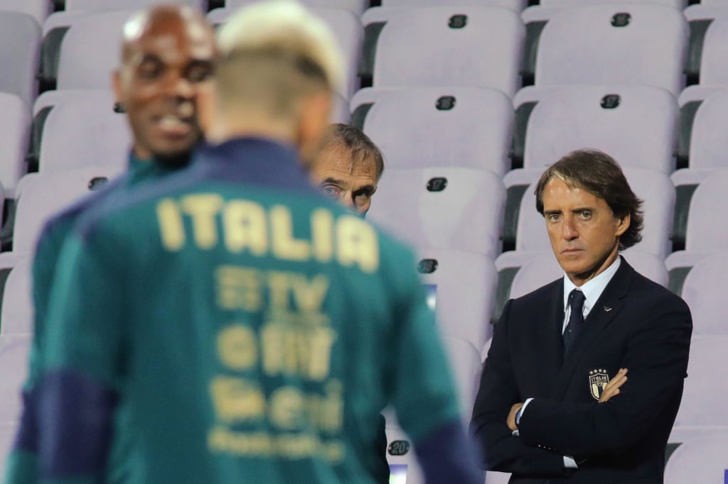 Italiens Cheftrainer Roberto Mancini (r) hat den Umbruch in der Nationalmannschaft in den vergangenen Jahren erfolgreich vollzogen.