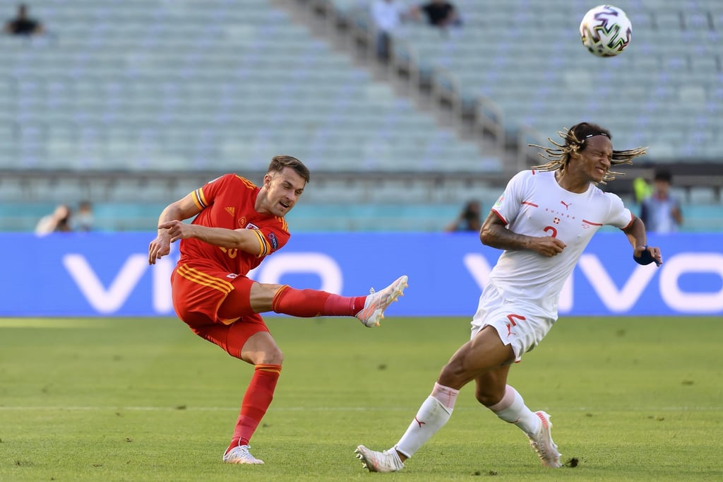 Der Schweizer Kevin Mbabu (r) blockt eine Flanke des Walisers Aaron Ramse.