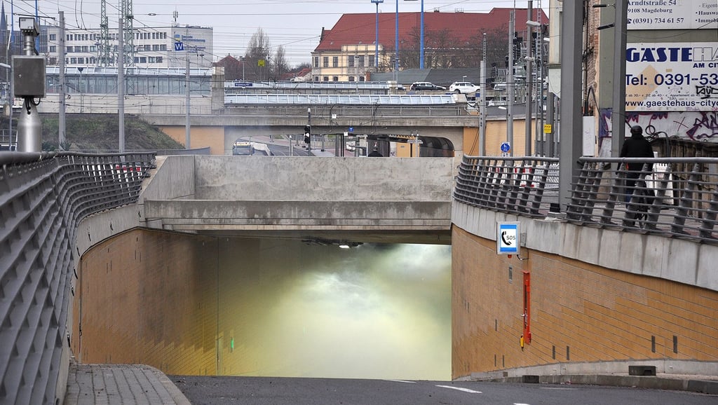 Die Einfahrt in die Tunnelröhre am Magdeburger Hauptbahnhof auf der Innenstadtseite ist mit Qualm gefüllt. Die Sicht beträgt hier zurzeit nur noch wenige Meter.