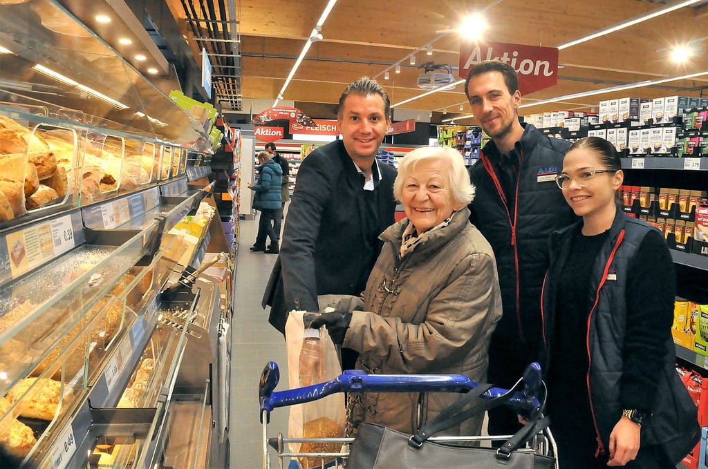 Regionalverkaufsleiter Thomas Pusch, Kundin Gisela Depil, Filialleiter Christian Stadtler und Laura Näscher, stellvertretende Filialleiterin, an der modernisierten Backstation (v.l).