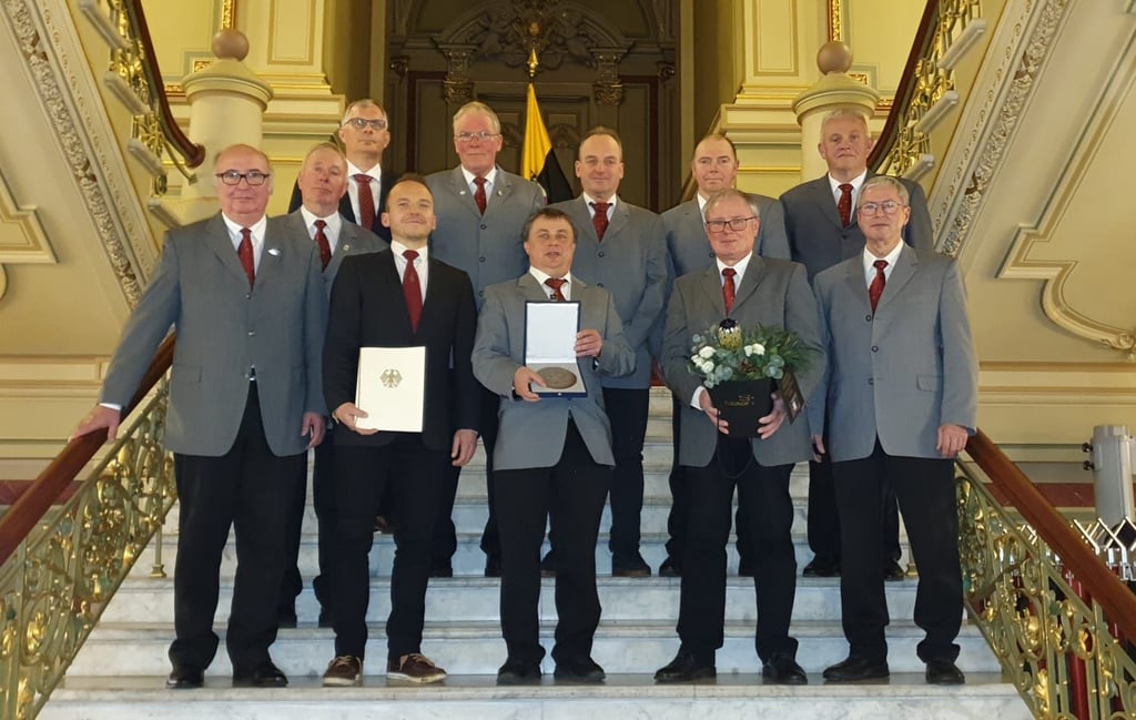 Eine Abordnung des Wenzer Männerchores mit dem Vorsitzenden Guido Ostermann (Mitte) und Chorleiter Manfred Lenz (unten rechts) nahm am Dienstag in der Magdeburger Staatskanzlei die Zelter-Plakette entgegen. Das ist die höchste Auszeichnung für einen Amateur-Chor. Dafür muss eine 100-jährige Chortätigkeit nachgewiesen werden.