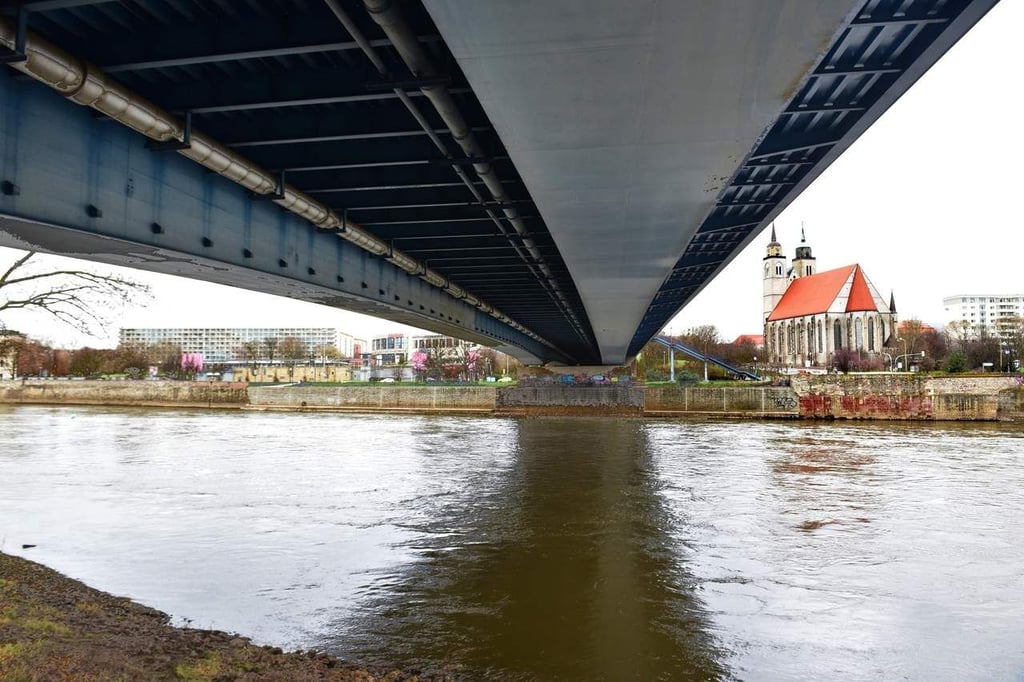 Blick unter die Strombrücke in Magdeburg