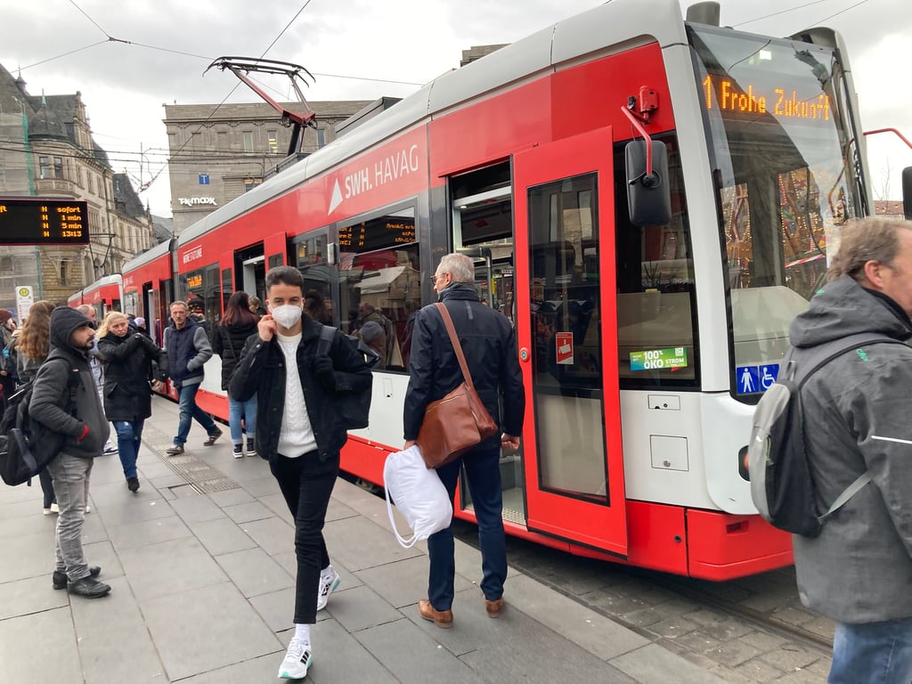 Auch ohne dass es noch Pflicht wäre, haben sich am Donnerstag viele ÖPNV-Fahrgäste in Halle noch zum Masketragen entschieden.