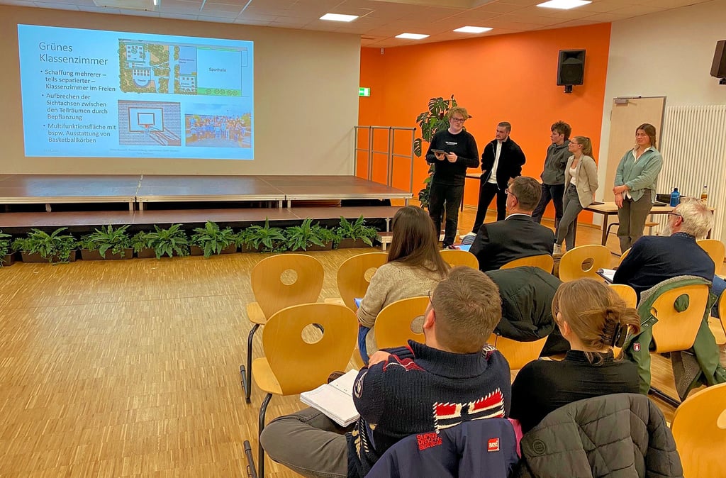 Fünf Studenten der Fachhochschule Anhalt haben sich der Umgestaltung des Schulhofs des Magdeburger Geschwister-Scholl-Gymnasiums angenommen. In einer Präsentation zeigen sie erste Vorentwürfe.