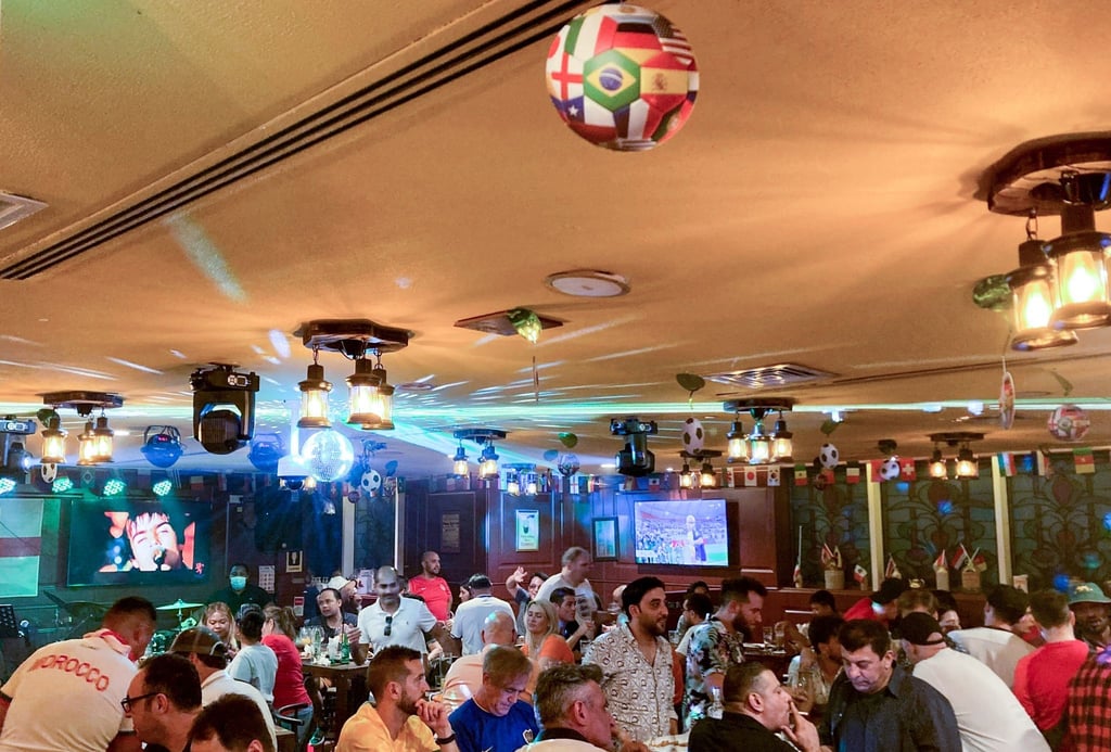 Fußball-Fans feiern in Doha im Pub „Red Lion“.