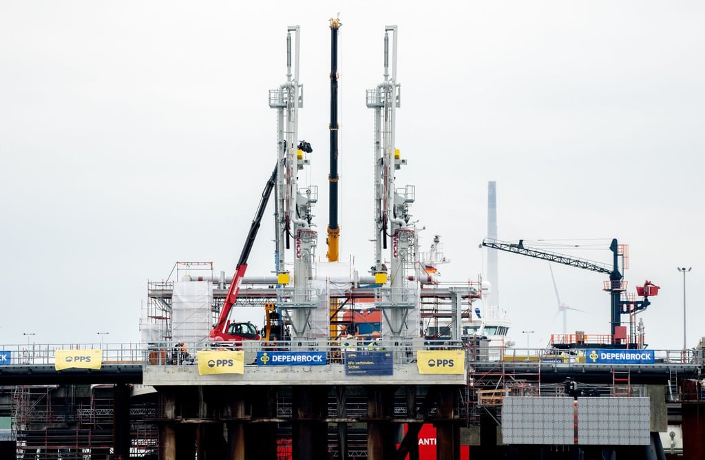 Technische Anlagen und ein Kran stehen auf dem Anleger für das LNG-Terminal in der Nordsee vor Wilhelmshaven.
