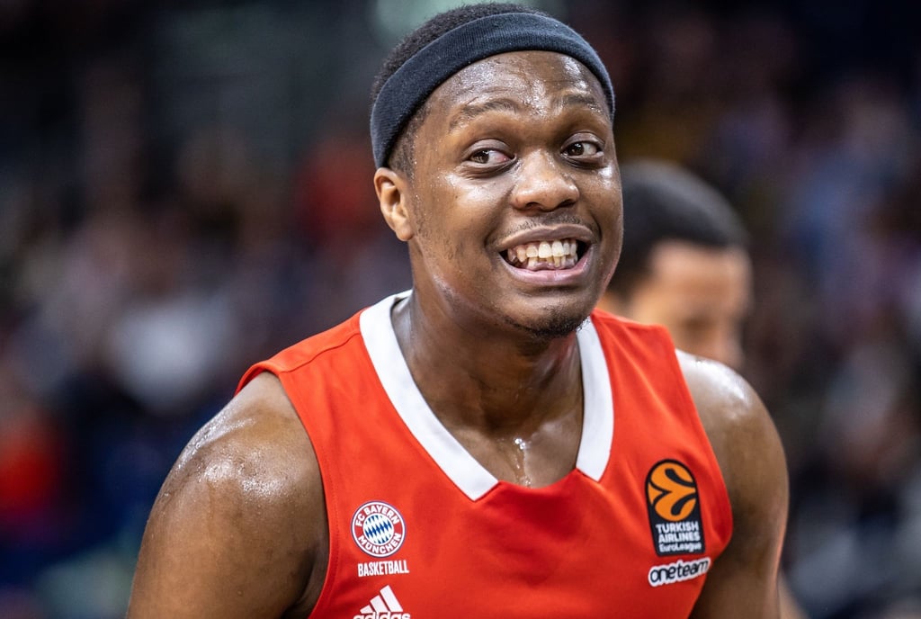 Cassius Winston von Bayern München steht lachend auf dem Court.