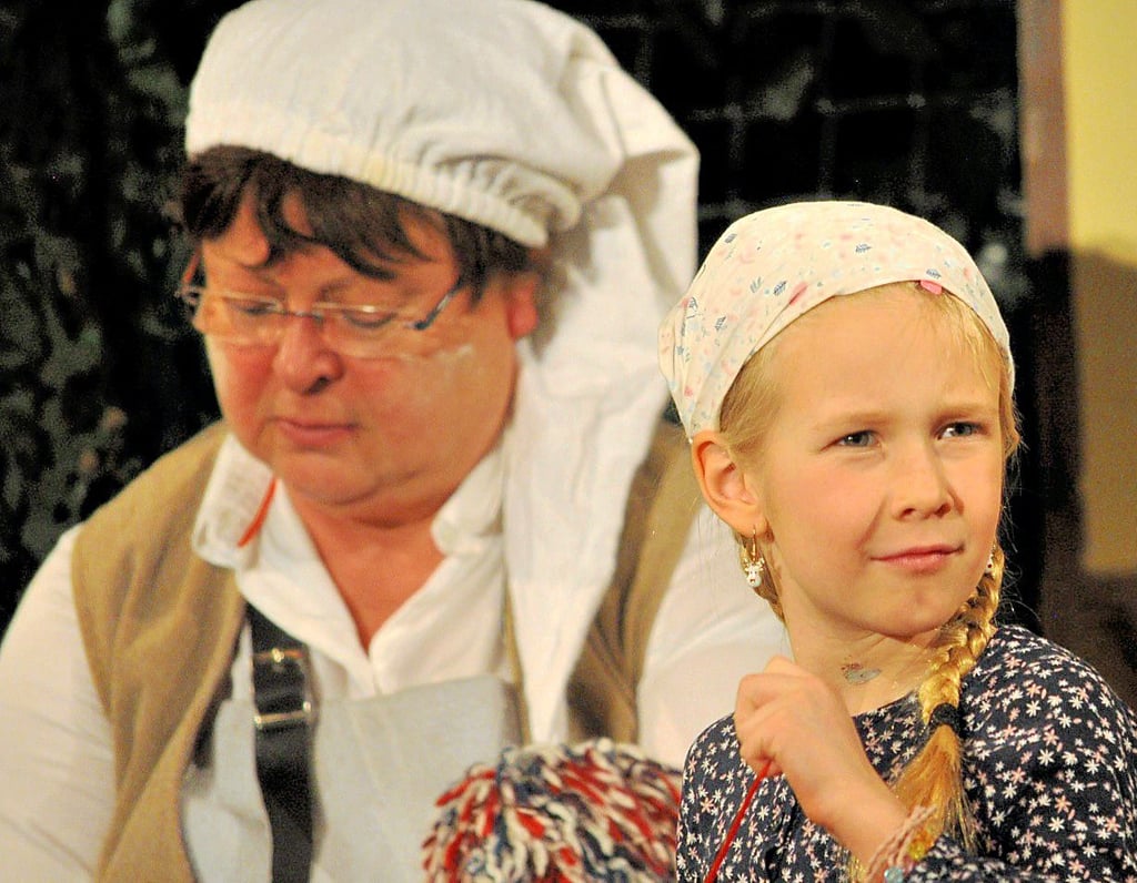 Alma spielt in dem Märchen ein Kind der Müllerfamilie. Im Hintergrund zu sehen ist ihre Oma Elke Riedel als Müller.