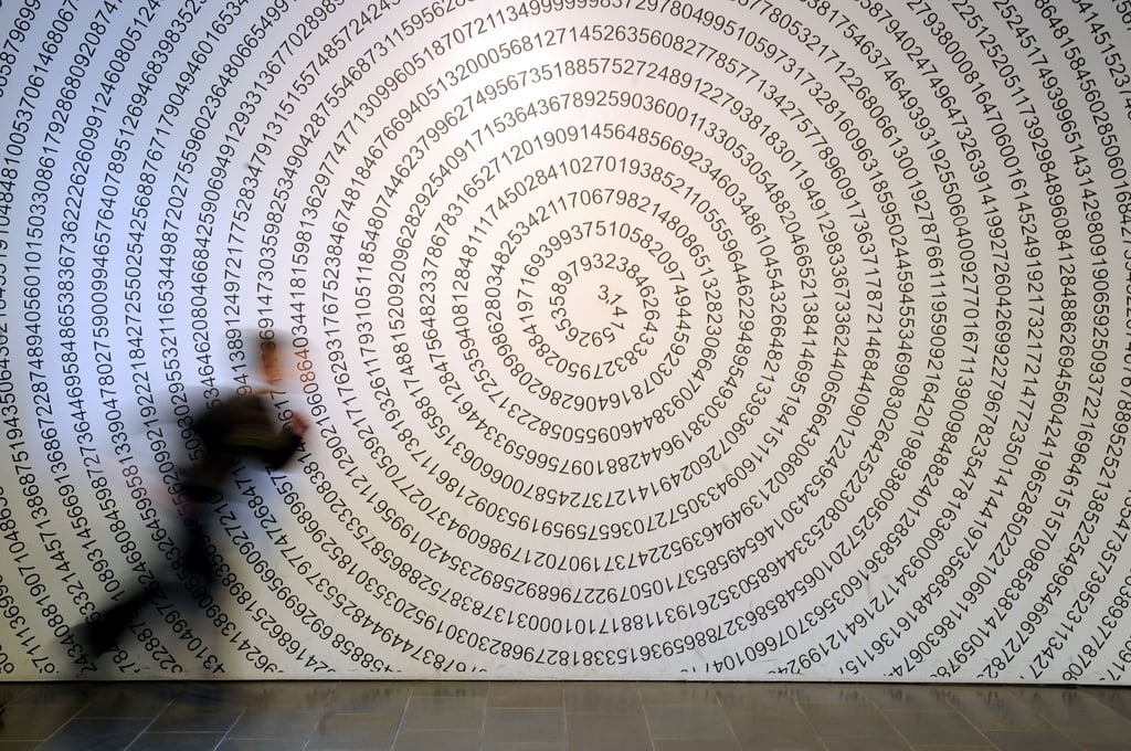 Ausprobieren und Mitmachen: Das ist das Konzept vom „Mathematikum“ Gießen. Auch die Kreiszahl Pi steht an eine Wand geschrieben.