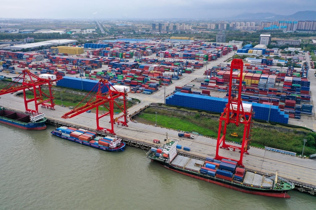 Containerschiffe in einem Hafen in Nanjing in der ostchinesischen Provinz Jiangsu.