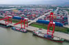 Containerschiffe in einem Hafen in Nanjing in der ostchinesischen Provinz Jiangsu.