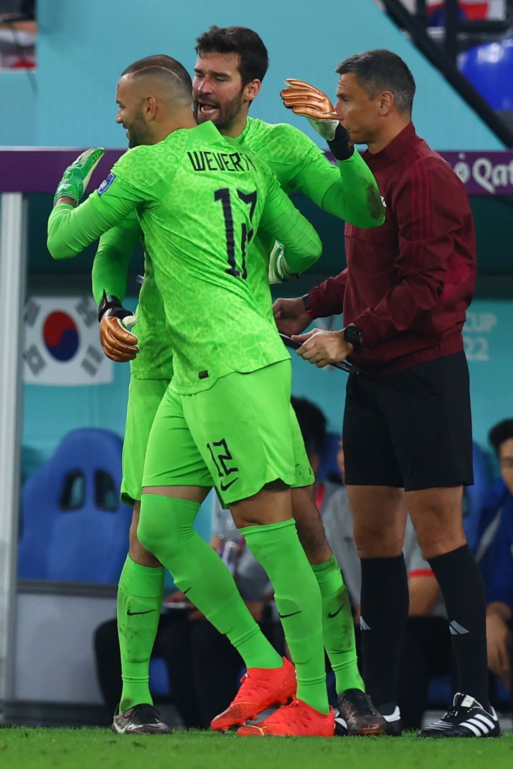 Für Brasiliens Torwart Alisson die Nummer drei Weverton ins Spiel.