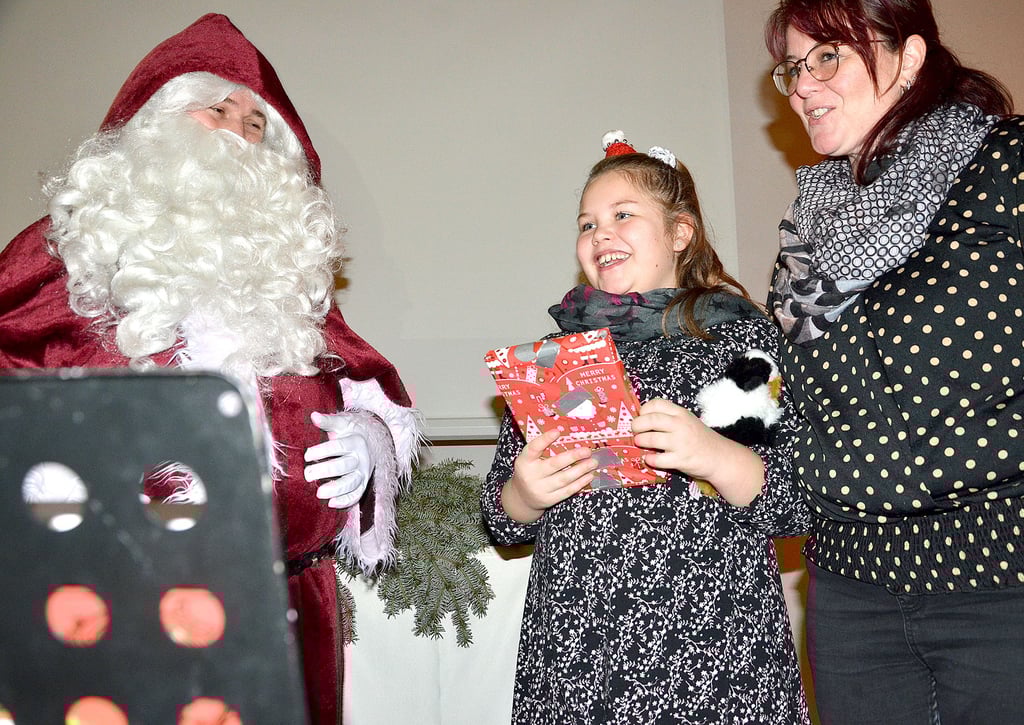 Auch der Weihnachtsmann ließ es sich nicht nehmen und schaute bei der Weihnachtstafel vorbei. Natürlich verteilte er, wie es seine Art ist, auch Geschenke an die Kinder.