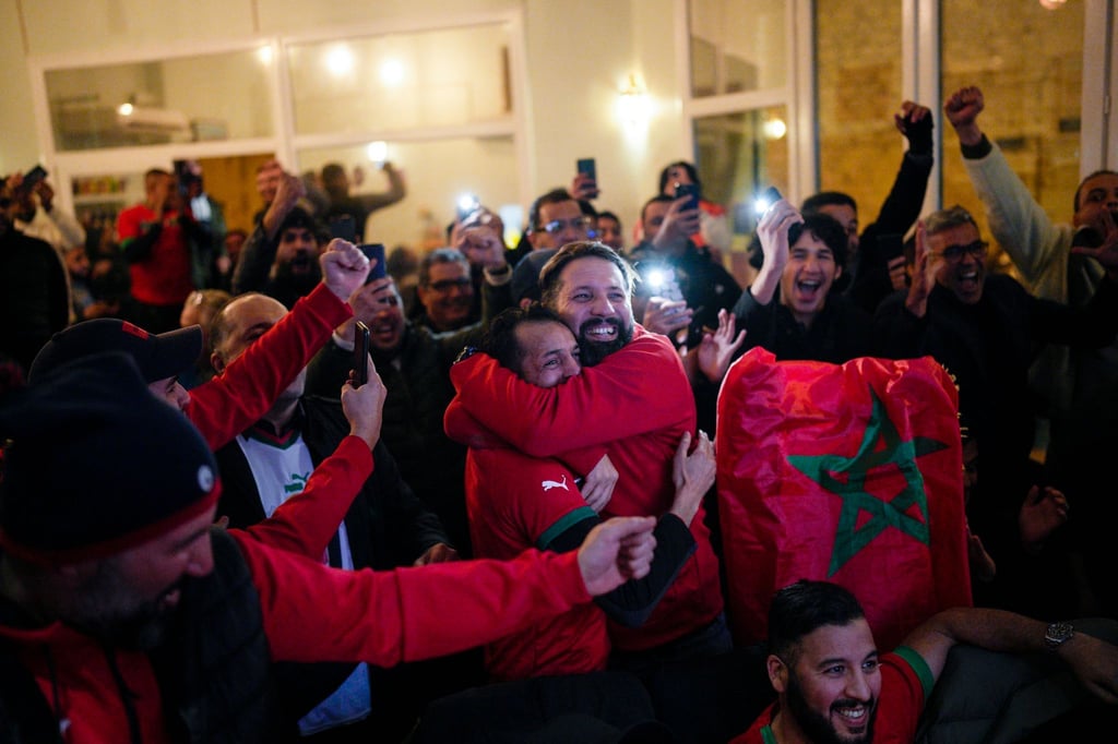 Marokko-Fans jubeln beim Public Viewing in Marseille nach dem Sieg ihrer Mannschaft.