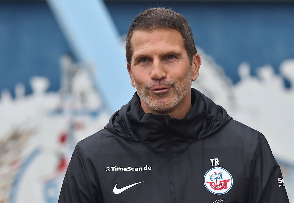 Hansa Rostocks neuer Trainer Patrick Glöckner auf dem Weg zu seinem ersten Training.