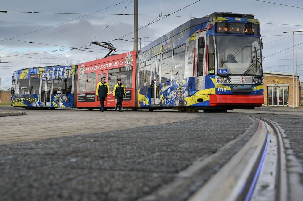 Eine Straßenbahn, beklebt mit der auffälligen Nachwuchs-Kampagne der Polizei.