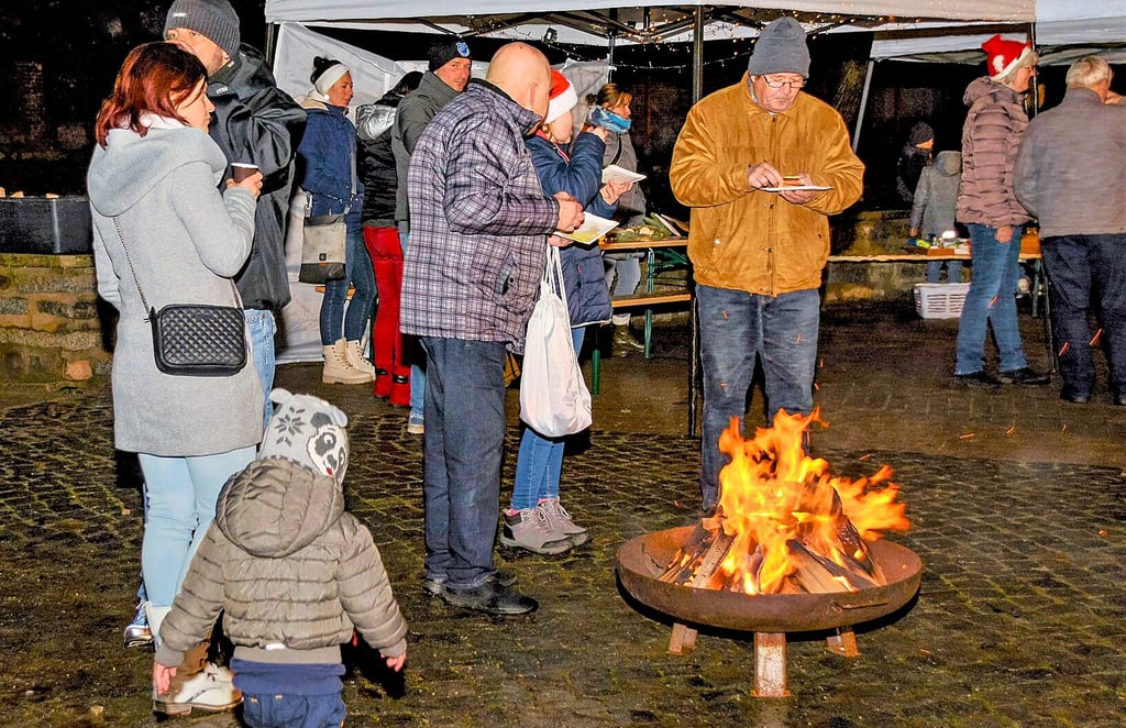 Eine Feuerschale wie hier beim Nikolausmarkt der Grundschule „An der Burg“ stellt auch künftig kein Problem dar. Per Verordnung soll jetzt eine bestimmte Größe vorgeschrieben werden.