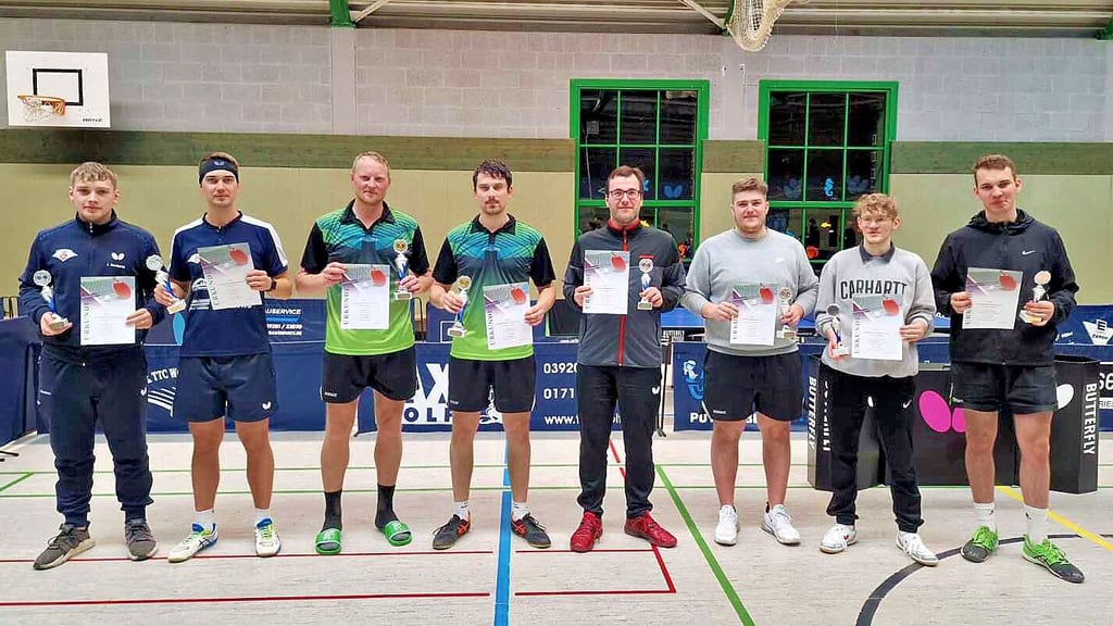 Die Sieger im Doppel der Herren mit Sacha Julius (Dritter von links) sowie Jannik Kaukorat für den TTC Wolmirstedt. 