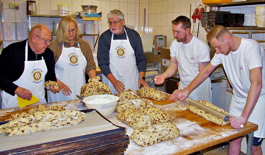 Morgens um 7 Uhr in der Backstube der Konditorei Müller in Stendal: Die Rotarier Heinz Ziesmann (von links), Präsidentin Susann Schwarzlose und Ralf Kurze unterstützten die Bäcker Thomas Kleinecke und Philipp Stave beim Stollenbacken.