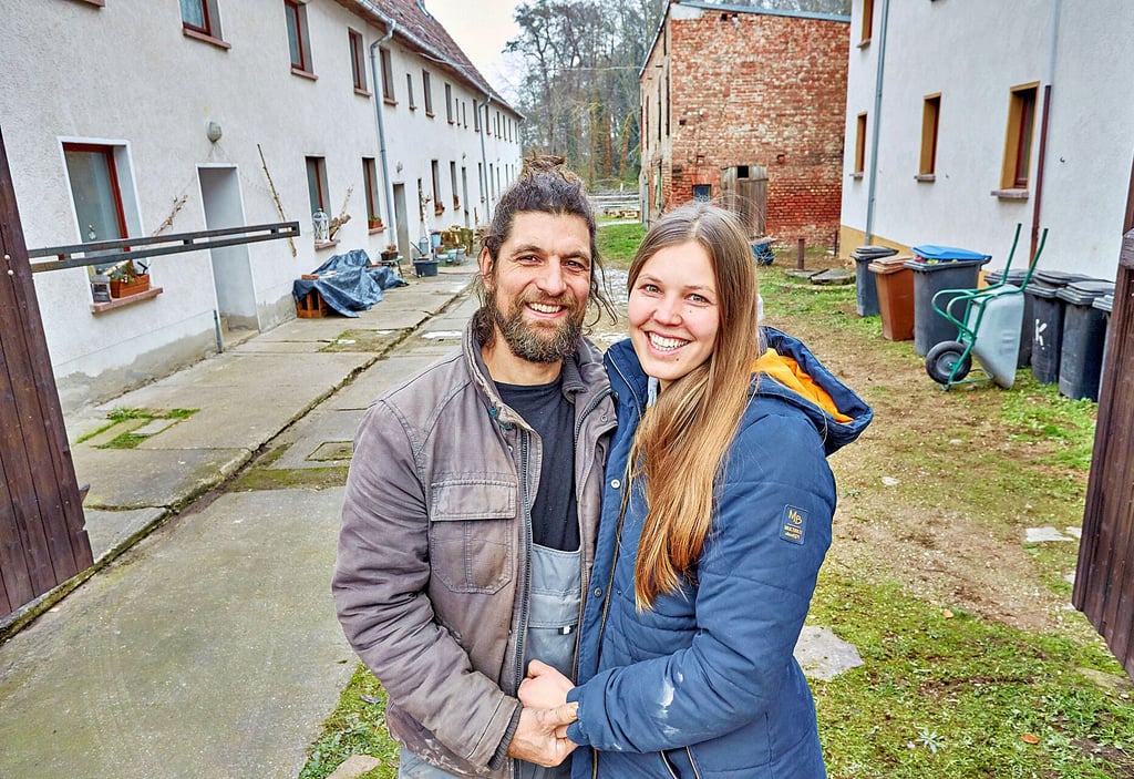 Albert Drent und Vanessa Homann haben die alte Siedlung in Cörmigk gekauft und bauen sie zu einem öffentlichen Naturhof um.