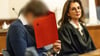 Zu Prozessbeginn im Landgericht Dortmund sitzt der Angeklagte neben seiner Verteidigerin Ina Klimke im Gerichtssaal.