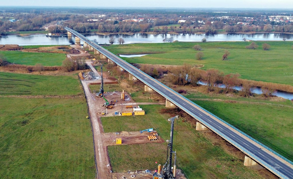 Derzeit wird an der A 14-Brücke über die Elbe bei Wittenberge gebaut. Wenn die fertig ist, muss eine Lösung für die B 189 her. Die Instandsetzung der alten Elbbrücke gilt mittlerweile als so aufwendig, dass sie abgerissen und an derselben Stelle neu errichtet werden soll. Aber mit einem wichtigen Zugeständnis für Fußgänger und Radfahrer.