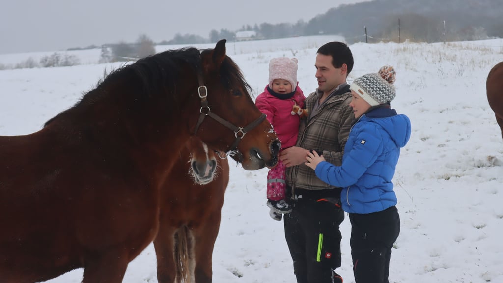 Kevin Rüdiger ist oft mit seiner Freundin Hedy und der kleinen Naomy bei den Pferden auf der Koppel. 