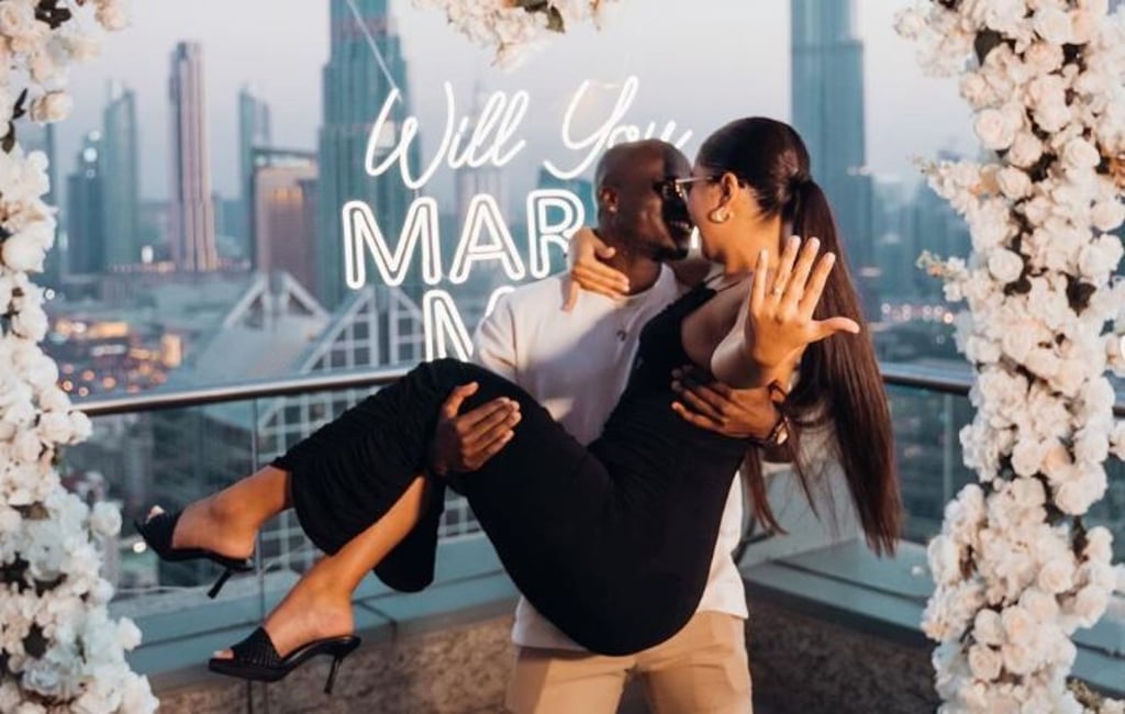 Amara Condé hält um die Hand von Freundin Vanessa an. Der Kapitän vom 1. FC Magdeburg nutzte dafür die Skyline von Dubai als Traumkulisse.