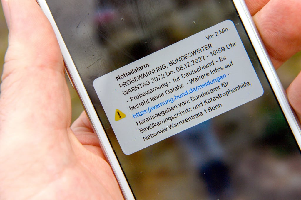 Ein Smartphone zeigt eine Probewarnung an. Im gesamten Bundesgebiet fand gestern der Warntag 2022 statt.