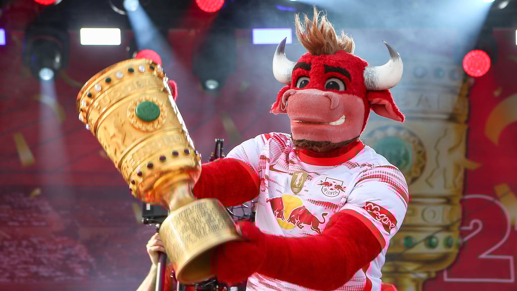 RB-Maskottchen Bulli feiert mit dem DFB-Pokal.