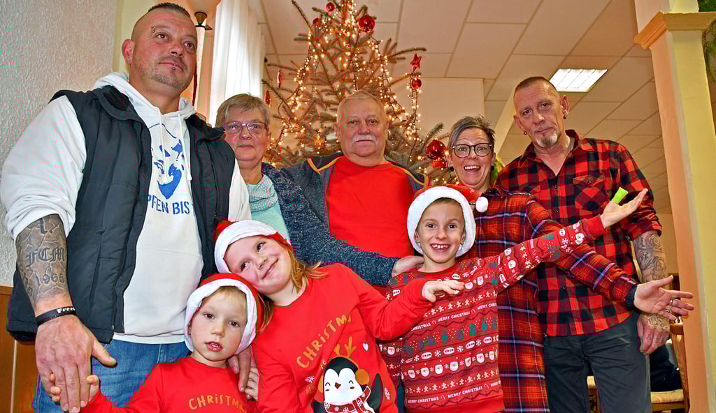 Brunhilde und Wolfgang Kirchner (Mitte) sind bei der Weihnachtsfeier in Grauingen und freuen sich, dass ihre Tochter Kathrin und Schwiegersohn Maik (r.) mit ihrem Sohn Lunis (7 Jahre) sowie Sohn Norman (l.) mit seinen Kindern Pepe (3) und Alina (6) mitfeiern.