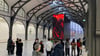 Eine große Installation der Künstlerin Sandra Mujinga steht in einer Halle im Museum Hamburger Bahnhof.