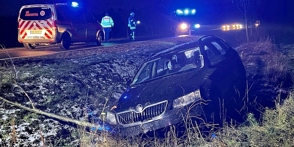 Zwischen der Abfahrt nach Neuermark und Klietz kam der Hohengöhrener Skoda-Fahrer von der Fahrbahn der Bundesstraße ab und fuhr zwei junge Bäume um.