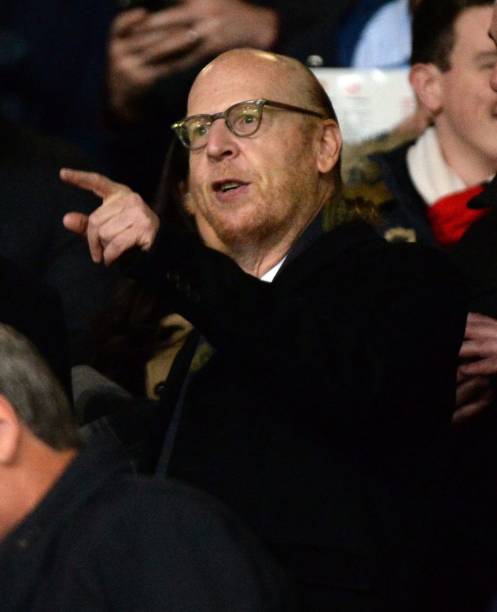 Avram Glazer steht auf der Tribüne des Old Traffords in Manchester.