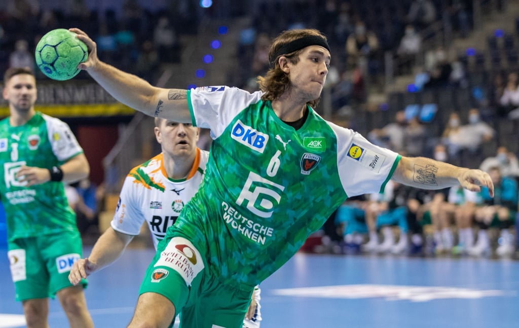 Berlins Jacob Tandrup Holm wirft den Ball auf das Tor.