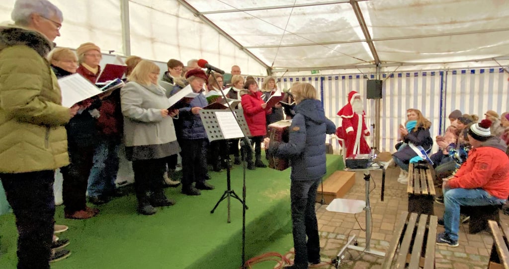 Kerstin Müller vereinigte für das Adventskonzert den Echo-Chor und den Gemischten Chor Elster im Festzelt.