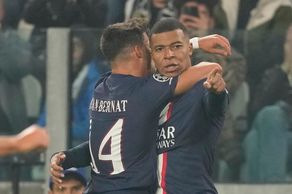PSG-Star Kylian Mbappé (r) traf in Turin.