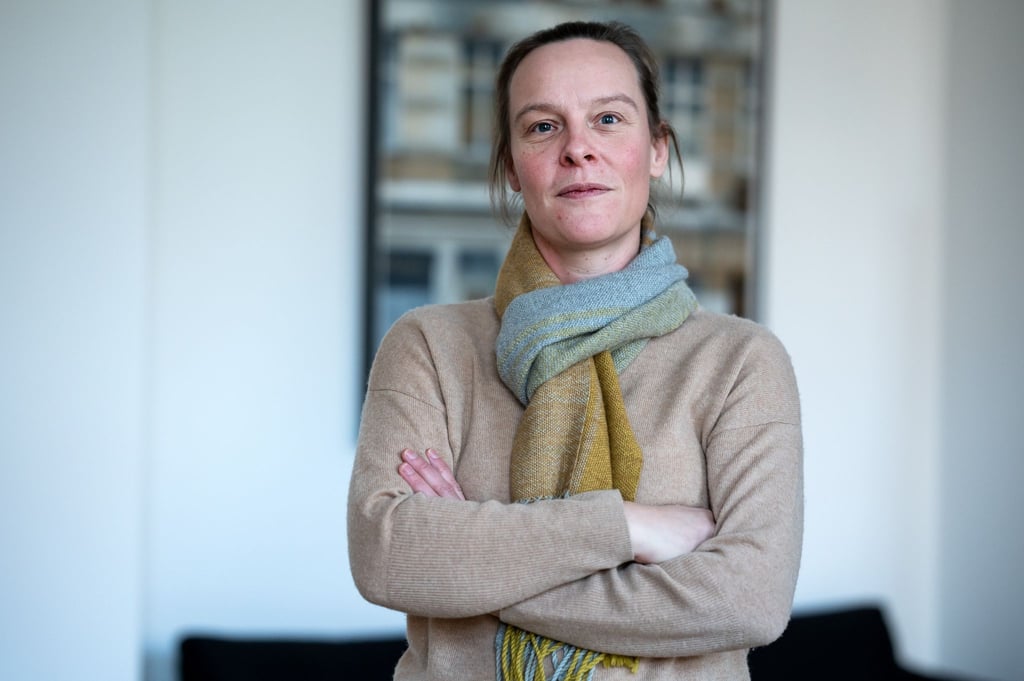 Lena Kreck (Die Linke), Berliner Senatorin für Justiz, Vielfalt und Antidiskriminierung, schaut in die Kamera.