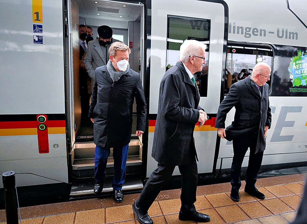 Trotz offizieller Eröffnungsfahrt gestern nur zweiter Sieger: Baden-Württembergs Ministerpräsident Winfried Kretschmann (vorne).