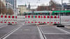 Noch sind die Gleise auf der Ernst-Reuter-Allee in Magdeburg abgesperrt. Ab 12. Dezember sollen hier die Straßenbahnen fahren.