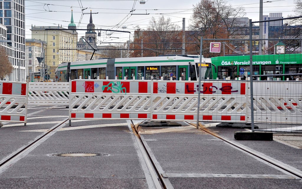Noch sind die Gleise auf der Ernst-Reuter-Allee in Magdeburg abgesperrt. Ab 12. Dezember sollen hier die Straßenbahnen fahren.