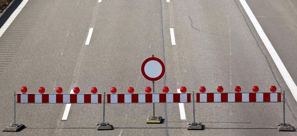 Es sind neue Straßensperrungen und Fahrbahnverengungen für Magdeburg angekündigt. Symbolbild: