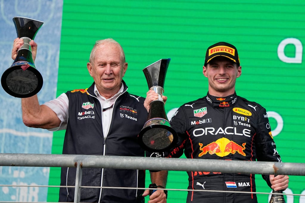 Red-Bull-Pilot Max Verstappen (r) und Helmut Marko, Chef von Red Bull Motorsports, mit ihren Trophäen beim Großen Preis der USA.