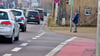 Ende im Gelände: Der vorn rot markierte Radweg endet an dieser Kreuzung in Magdeburg im Nichts. Radfahrer müssen hier auf die vielbefahrene Fahrbahn wechseln. 