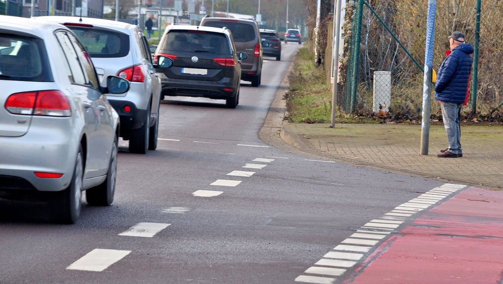Ende im Gelände: Der vorn rot markierte Radweg endet an dieser Kreuzung in Magdeburg im Nichts. Radfahrer müssen hier auf die vielbefahrene Fahrbahn wechseln.